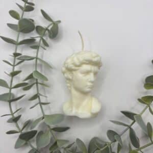 Een witte kaars in de vorm van David Michelangelo zijn hoofd.