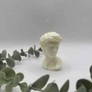 Een witte kaars in de vorm van David Michelangelo zijn hoofd.