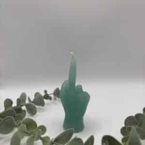Een groene kaars in de vorm van een Fuck you vinger.