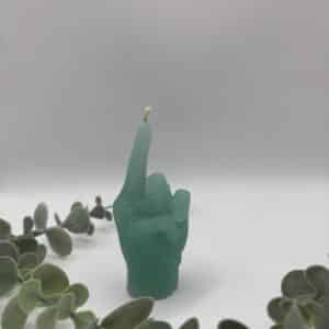Een groene kaars in de vorm van een Fuck you vinger.