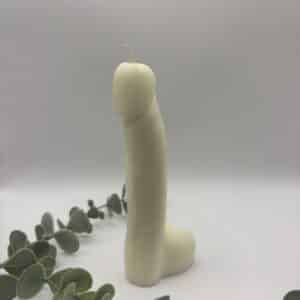 Een witte kaars in de vorm van een grote penis.