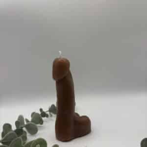 Een licht bruine kaars in de vorm van een kleine penis.