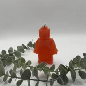 Een rode kaars in de vorm van een legomannetje.