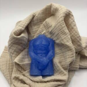 Een blauwe kaars in de vorm van een buste van een man.