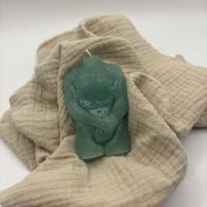 Een donker groene kaars in de vorm van een buste van een man.