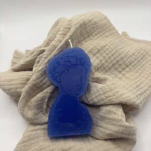 Een blauwe kaars in de vorm van een portret van een dame.