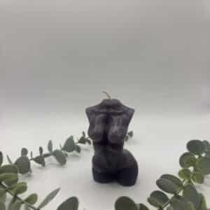 Een paarse kaars in de vorm van een buste van een dame.