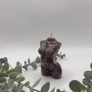 Een oud bruine kaars in de vorm van een buste van een dame.