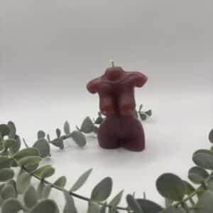 Een bruine kaars in de vorm van een buste van een dame met schouders.