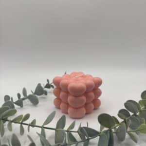 Een bush kaars in de vorm van een kubus met hartjes.