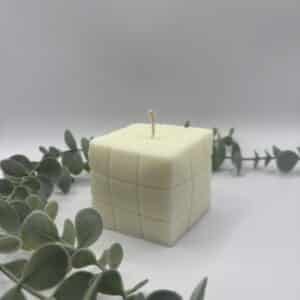 Een witte kaars in de vorm van een kubus.