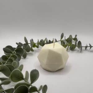 Een witte kaars in de vorm van een zeshoek.