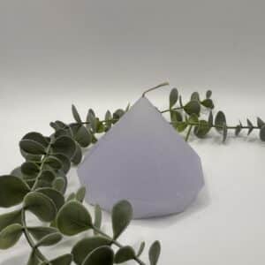 Een lila kaars in de vorm van een piramide.