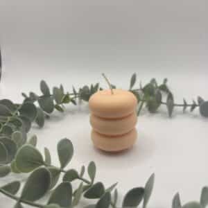 Een peach kaars in de vorm van een cilinder bestaande uit drie schijfjes op elkaar.