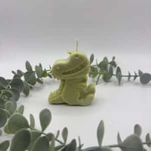 Een groene kaars in de vorm van een dinosaurus.