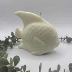 Een witte kaars in de vorm van een vis.