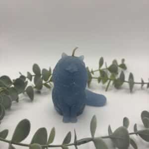 Een blauwe kaars in de vorm van een kat met manen.