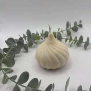 Een beige kaars in de vorm van een ajuin.