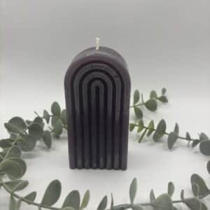 Een paarse kaars in de vorm van een grote regenboog.