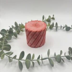Een blush kaars in de vorm van een grote cilinder met groeven.