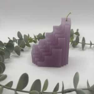 Een roze kaars in de vorm van een trap.