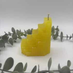 Een gele kaars in de vorm van een trap.