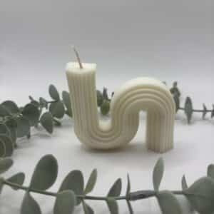 Een witte kaars in de vorm van een liggende S.