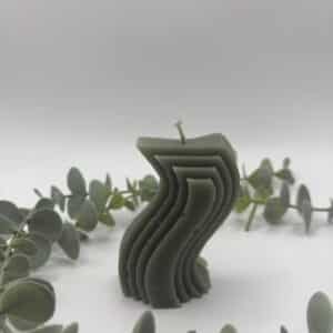 Een kaki kaars in de vorm van een golf.