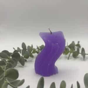 Een paarse kaars in de vorm van een golf.