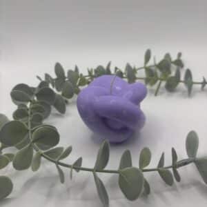 Een paarse kaars in de vorm van een knoop.