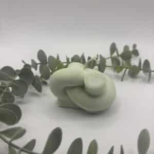 Een pistache kaars in de vorm van een platte knoop.