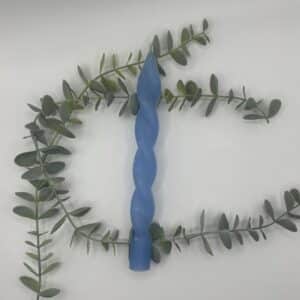 Een blauwe kaars voor een kandelaar met een krul in.