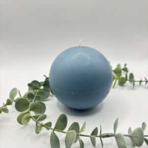 Een grijs-blauwe kaars in de vorm van een grote bol.