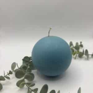 Een blauwe kaars in de vorm van een grote bol.
