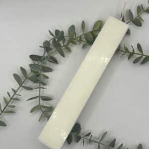 Een witte kaars in de vorm van een vierkante pilaar.