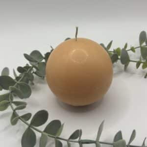 Een oranje kaars in de vorm van een medium bol.