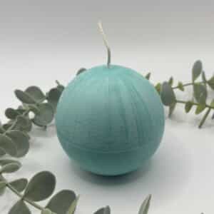 Een turquoise kaars in de vorm van een medium bol.