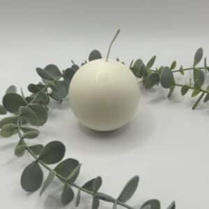 Een witte kaars in de vorm van een kleine bol.