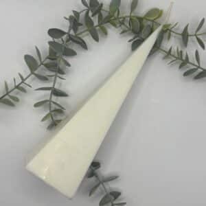 Een witte kaars in de vorm van een piramide met vier zijvlakken.