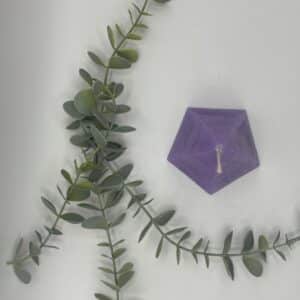 Bovenaanzicht van de kleine piramide kaars met vijf zijvlakken.