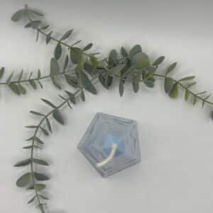 Bovenaanzicht van de grote piramide kaars met vijf zijvlakken.